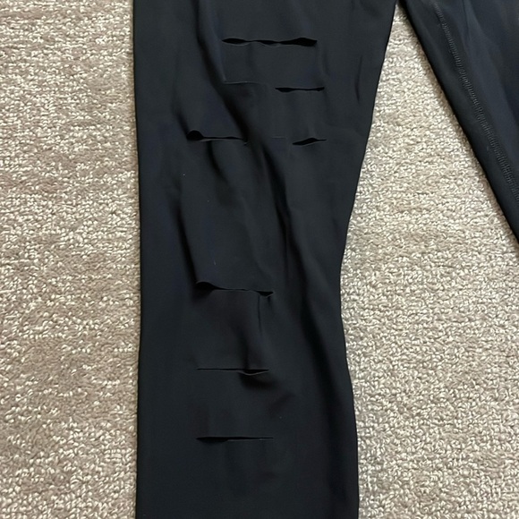 Alo Yoga Women’s Black Ripped Warrior Legging Size Small - Picture 3 of 9
